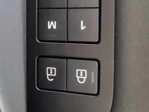 Land Rover Discovery D300 R-Dynamic HSE - Image 25