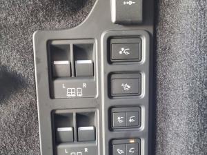 Land Rover Discovery D300 R-Dynamic HSE - Image 6