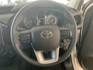 Toyota Hilux 2.4GD-6 double cab Raider manual - Image 8