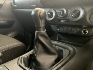 Toyota Hilux 2.4GD-6 double cab Raider manual - Image 12