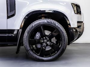 Land Rover Defender 110 D300 X-Dynamic HSE - Image 4