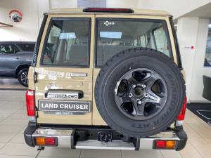 Toyota Land Cruiser 76 2.8GD-6 station wagon LX manual - Image 4