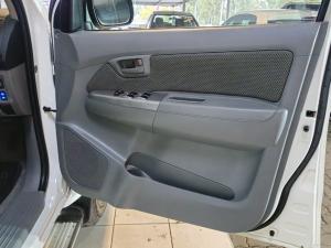 Toyota Hilux 4.0 V6 double cab Raider Dakar edition - Image 13