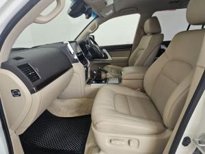 Toyota Land Cruiser 200 4.5D-4D V8 VX-R - Image 7