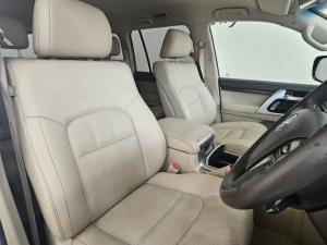 Toyota Land Cruiser 200 4.5D-4D V8 VX-R - Image 10