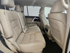Toyota Land Cruiser 200 4.5D-4D V8 VX-R - Image 11