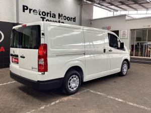 Toyota Quantum 2.8 LWB panel van manual - Image 2