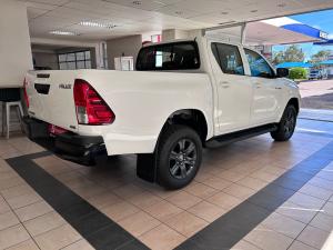 Toyota Hilux 2.4GD-6 double cab 4x4 Raider manual - Image 2