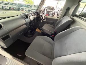 Toyota Land Cruiser 79 4.5D-4D LX V8 single cab - Image 7