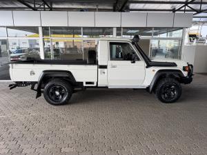 Toyota Land Cruiser 79 4.5D-4D LX V8 single cab - Image 3