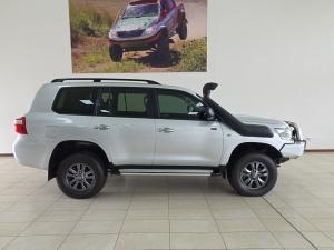 Toyota Land Cruiser 200 4.5D-4D V8 GX-R - Image 3