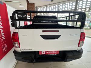 Toyota Hilux 2.4GD-6 double cab 4x4 Raider manual - Image 5