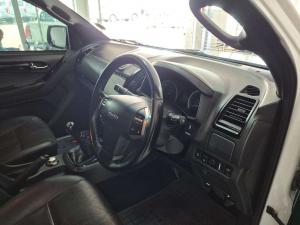 Isuzu D-MAX 300 LX 4X4 D/C - Image 6