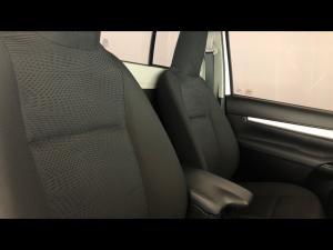 Toyota Hilux 2.4GD-6 single cab Raider manual - Image 12