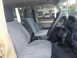 Toyota Land Cruiser 79 4.2D double cab - Image 13