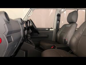 Toyota Land Cruiser 76 2.8GD-6 station wagon VX - Image 7