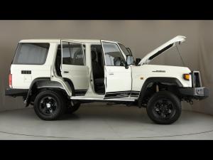 Toyota Land Cruiser 76 2.8GD-6 station wagon VX - Image 30