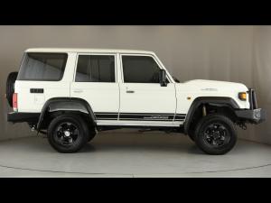 Toyota Land Cruiser 76 2.8GD-6 station wagon VX - Image 3