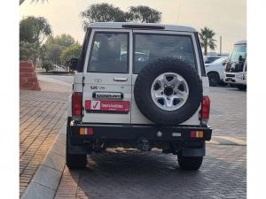 Toyota Land Cruiser 76 4.5D-4D V8 station wagon LX - Image 5