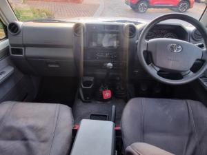 Toyota Land Cruiser 76 4.5D-4D V8 station wagon LX - Image 6