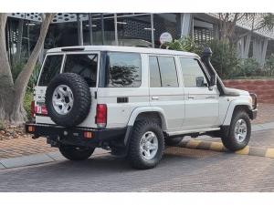 Toyota Land Cruiser 76 4.5D-4D V8 station wagon LX - Image 2