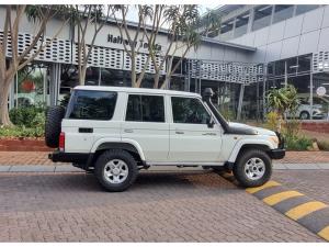 Toyota Land Cruiser 76 4.5D-4D V8 station wagon LX - Image 3