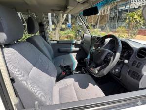 Toyota Land Cruiser 76 4.5D-4D V8 station wagon LX - Image 7