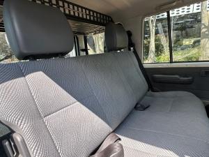 Toyota Land Cruiser 76 4.5D-4D V8 station wagon LX - Image 9