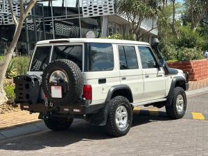 Toyota Land Cruiser 76 4.5D-4D V8 station wagon LX - Image 2