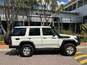 Toyota Land Cruiser 76 4.5D-4D V8 station wagon LX - Image 3
