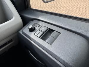 Toyota Quantum 2.8 LWB panel van manual - Image 21