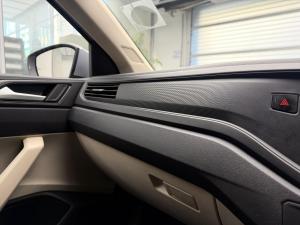 Volkswagen Polo sedan 1.6 manual - Image 23