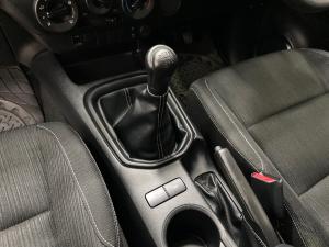 Toyota Hilux 2.4GD-6 double cab Raider manual - Image 12