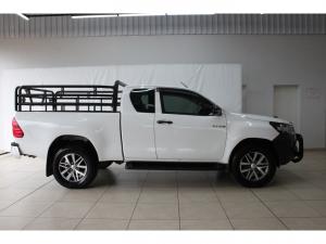 Toyota Hilux 2.4GD-6 Xtra cab Raider manual - Image 3
