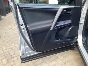 Toyota RAV4 2.0 GX auto - Image 25