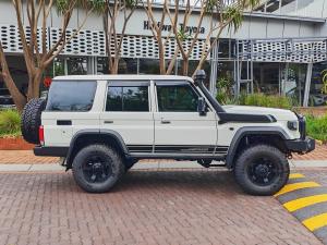 Toyota Land Cruiser 76 2.8GD-6 station wagon VX - Image 3