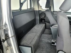 Toyota Hilux 2.4GD-6 Xtra cab Raider manual - Image 12