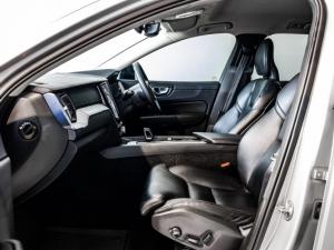 Volvo XC60 B5 AWD Plus Dark - Image 7