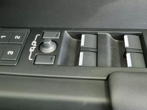 Land Rover Defender 110 D350 X-Dynamic HSE - Image 27