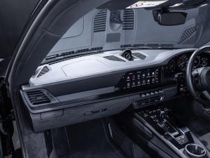 Porsche 911 Carrera 4 GTS coupe - Image 12