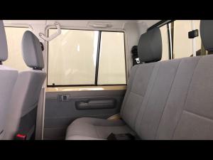 Toyota Land Cruiser 79 2.8GD-6 double cab auto - Image 11