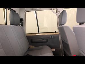 Toyota Land Cruiser 79 2.8GD-6 double cab auto - Image 12