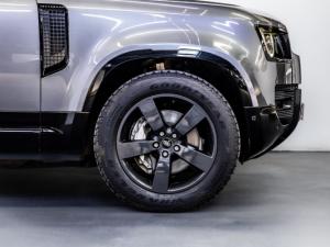 Land Rover Defender 110 D300 X-Dynamic HSE - Image 4