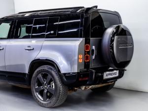 Land Rover Defender 110 D300 X-Dynamic HSE - Image 9