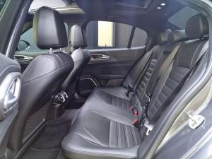 Alfa Romeo Giulia 2.0T Veloce - Image 11