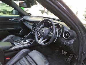 Alfa Romeo Giulia 2.0T Veloce - Image 18