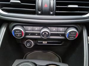 Alfa Romeo Giulia 2.0T Veloce - Image 23