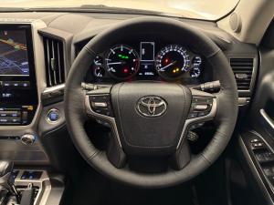 Toyota Land Cruiser 200 4.5D-4D V8 VX-R - Image 8