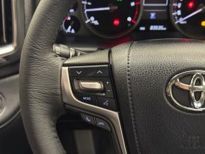 Toyota Land Cruiser 200 4.5D-4D V8 VX-R - Image 9