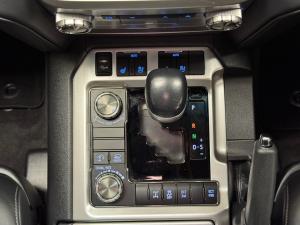 Toyota Land Cruiser 200 4.5D-4D V8 VX-R - Image 11